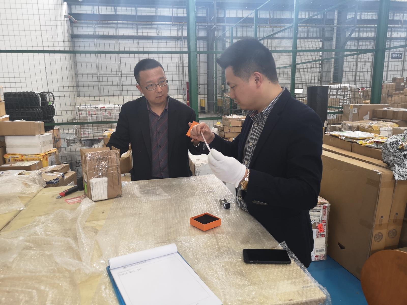 中檢四川公司受托為雙流海關(guān)查獲超期未報關(guān)貨物中的奢侈品進(jìn)行鑒定